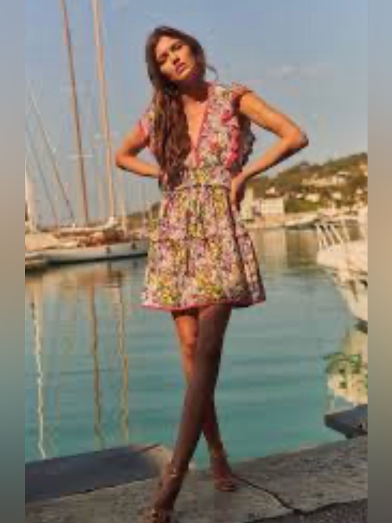 Taj By Sabrina Beautiful Flowy Dress With Flowers